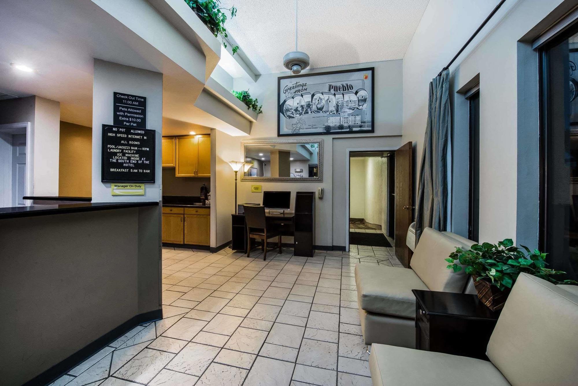 Hotel Super 8 By Wyndham Pueblo Exteriér fotografie
